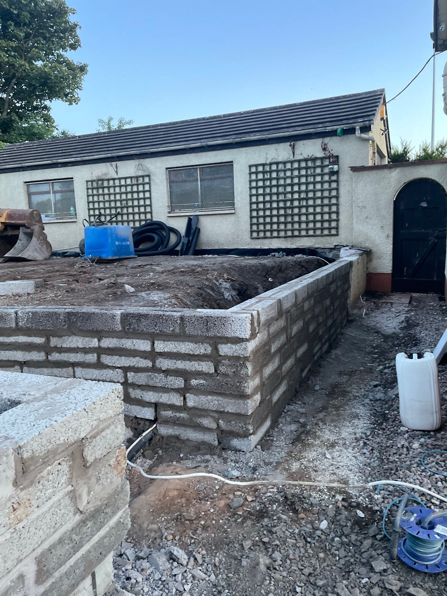Raised planter wall